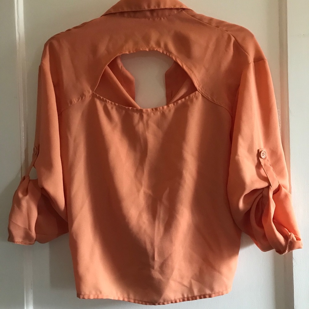Chiffon peach cropped tie blouse with cutout back - Picture 2 of 4